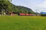 Güterverkehr auf der Lötschberg-Achse: Gleich zwei Doppel-Einheiten Re6/6 + Re4/4 II. Hier Loks Re6/6 11627 + Re4/4 II 11338 und Re4/4 II 11342 + Re6/6 11675 (620 075). Im Hintergrund das wilde Justistal. Bei Frutigen, 23.Mai 2017.