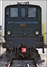 Die falsch angelieferte Ae 4/7 10950 der Swisstrain blockiert die Werkshallen der Stauffer AG in Frauenfeld. 14. Mai 2014.