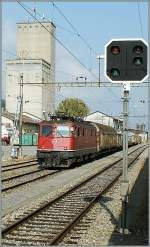 Das Ausfahr-Wiederholungssignal C** zeigt Fahrt mit vermindeter Geschwindikgeit (40 km/h) an, welche für den Zug gilt, aus welche mich die in Moudon wartende Ae 6/6 11438 fotografiernen konnte.
9. Okt. 2008