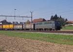SBB: Am 30. September 2009 prägten in Aarberg während der Zuckerrübenkampagne noch die Ae 6/6 Lokomotiven das Bild des Güterverkehrs. Die letzte grüne Ae 6/6 11405 war mit einem Güterzug nach Lyss-Biel unterwegs.
Foto: Walter Ruetsch
