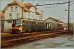 Die SBB Ae 6/6  Kt. Basel  ist mit einem kurzen Güterzug Richtung Beromünster in Menziken SBB unterwegs.
15. Mai 1984
