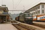 STB/SBB: Die Sensetalbahn hatte ihren Betrieb am 23.1.1904 aufgenommen. Die Streckenfhrung begann beim SBB-Bahnhof Flamatt und endete beim BN-Bahnhof Gmmenen. Am 23.5.1993 wurde der Streckenabschnitt Laupen-Gmmenen auf Busbetrieb umgestellt. Mit der Erffnung der S-Bahn Bern wurde Laupen zu einem Endehalt einer S-Bahn. Die S-Bahn ab Freiburg endet bereits in Neuenegg. Zur Zeit befinden sich an der ehemaligen STB Strecke keine SBB Cargo Kunden mehr. Im Jahre 1986 wurden in Neuenegg die Gterwagen von einer SBB Ae 6/6 abgeholt. Ab dem Jahre 1987 hatte diese Aufgabe eine BLS Ae 6/8 bernommen. Ae 6/6 11410  BASEL STADT  mit Gterzug in Neuenegg auf die Abfahrt wartend im Mai 1986.
Foto: Walter Ruetsch