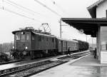 be-4-4/377759/rmsmb-abendlicher-gueterzug-mit-personenbefoerderung-gefuehrt RM/SMB: Abendlicher Güterzug mit Personenbeförderung geführt von der EBT Be 4/4 102. Im Jahre 1980 konnten bei der SMB noch Güter- und Personenzüge mit Be 4/4 - Traktionen beobachtet werden. Auch war damals der Bahnhof Lommiswil noch mit einem Stationsbeamten besetzt und die Stilllegung dieser bei Pendlern und Berggänger beliebten Strecke von Solothurn nach Moutier war ebenfalls noch kein Thema. Es herrschten noch die guten alten Zeiten.
Foto: Walter Ruetsch  