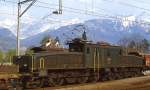 Vor der Kulisse der Walliser Alpen prsentiert sich die Ce 6/8 II 14275 im Bahnhof St. Maurice