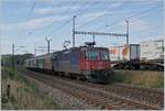 Die SBB Re 420 246-1 mit einem kurzen Güterzug in Vufflens la Ville.