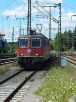 Re4/4  11302 fhrt am 31.7.13 mit einem Intercity nach Stuttgart in den Bahnhof Singen (Hohentwiel) ein.