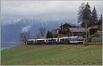Kurz nach Les Avants ist die MOB Ge 4/4 8004 mit dem MOB/BLS GoldenPass Express GPX 4064 von Interlaken Ost nach Montreux unterwegs.