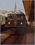 Die RhB Ge 6/6 II 705 mit dem Regionalzug 145 nach Filisur wartet in Davos auf die Abfahrt.
20. August 1984