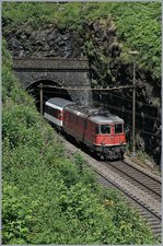 Die SBB Re 4/4 II 11194 verlässt mit einem Gotthard IR nach Locarno den 1567 Meter langen Prato-Spiral-Tunnel.