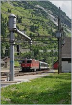 Die SBB Re 4/4 II 11194 erreicht mit ihrem IR 2430 von Locarno nach Zürich HB nach der Fahrt durch den Gotthardtunnel Göschenen.