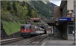 Gotthard-Bahn Regelverkehr: Die SBB Re 4/4 11195 ist mit dem Gotthard Panoramique Express von Lugano nach Flüelen (Arth-Goldau) bei Wassen unterwegs.