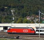 Eine SBB Re 460 mit IC, abgestellt am 30.09.2011 in Interlaken-Ost, aufgenommen aus fahrendem Zug.