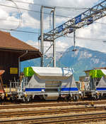 BLS Neuschotterwagen der Gattung Fccnpps (21 RIV 85 CH-BLS 6439 723-8) angestellt am 28.05.2012 im Bahnhof Spiez.