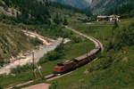 BVZ: Ein gemischter Zug mit der HGe 4/4 15 auf der Fahrt nach Zermatt im Juni 1986.