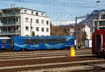 schmalspur/807600/der-4-achsige-panoramawagenmeetingwagen-rhb-a-wsp-59101 Der 4-achsige  Panoramawagen/Meetingwagen RhB A-WSp 59101 “Inno Tren“ (Ideenreich unterwegs), ex RhB Bp 525 24, ex FO AS 4026, am 22.03.2023 abgestellt beim Bahnhof Chur.

Der einst als RhB Bp 525 24 im „Glacier Express“ eingesetzte Panoramawagen wurde 1993 von Breda in Mailand gebaut und durch die FO als AS 4026 in Dienst gestellt. Nach der Indienststellung der neuen Panoramawagengeneration durch die Firma Stadler wurde er an die RhB abgegeben.

Seit seinem Umbau 2018 zum A-WSp 59101 InnoTren 2018 der auffällige Wagen als rollender Meeting-Raum gebucht und auf dem gesamten Stammnetz in fahrplanmäßig verkehrende Züge eingestellt werden. Im InnoTren finden maximal 15 Personen einen ungewöhnlichen Meetingraum vor, der umgebaute Panoramawagen sorgt für die optimale Umgebung einer 'Geschäfts' Sitzung. Dabei bleibt die Wahl: klassisch mit Sitzungstisch bestuhlt oder lockerer, beispielsweise mit Barhockern und kreativen Freiräumen, ausgestattet. Das nötige Equipment für kreative Gedankengänge ist auch gleich mit an Bord: Moderations- und Kreativkoffer, Notizblöcke, Schreibwaren, Post-it’s. Natürlich ist auch für Kaffee, Wasser und gesunde Snacks gesorgt. Die Aussicht durch die großzügigen Fenster des umgerüsteten Glacier-Panoramawagen gibt es gratis dazu. Das WLAN fährt immer mit.
