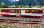 schmalspur/830223/der-vierachsige-personenwagen-a-4161-der Der vierachsige Personenwagen A 4161 der DFB Dampfbahn Furka-Bergstrecke AG, ex MGB A 2061, ex BVZ A 2061, ein Mitteleinstiegswagen der 1. Klasse noch in MGB Lackierung, ist am 07 September 2021 in Oberwald (Wallis) abgestellt, aufgenommen aus einem fahrenden MGB-Zug heraus. Aktuell ist der Wagen frisch lackiert als DFB Infowagen A 4161 im Bahnhof Oberwald abgestellt (als Provisorium Oberwald, trägt er denVermerk darf den Bhf. Oberwald nicht Verlassen). 

Der Wagen wurde 1961 von SIG (Schweizerische Industrie-Gesellschaft) in Neuhausen am Rheinfall gebaut und an die damalige BVZ (Brig-Visp-Zermatt-Bahn / BVZ Zermatt-Bahn) als A 2061 geliefert. Nach dem Zusammenschuss am 01. Januar 2003 der BVZ mit der Furka-Oberalp-Bahn (FO) zur Matterhorn-Gotthard-Bahn wurde er zum MGB A 2061, im Jahr 2016 ging er dann an die DFB. 

TECHNISCHE DATEN
Hersteller: SIG
Baujahr: 1961
Spurweite: 1.000 mm (Meterspur)
Anzahl der Achsen 4 (2´2´)
Länge über Puffer : 15.780 mm
Länge des Wagenkastens: 14.900 mm
Breite: 2.656 mm
Höhe: 3.365 mm
Drehzapfenabstand: 11.010 mm
Achsabstand im Drehgestell: 1.800 mm
Laufraddurchmesser: 675 mm
Bremszahnrad: System Abt  (Drehgestell Seite Visp/Talseite)
Eigengewicht:  11,8 t 
Ladegewicht:  3 t
Zul. Höchstgeschwindigkeit: 90 km/h
Anzahl der Fenster (1.400 mm breit): 6 (WC-Seite) bzw. 7
Sitzplätze: 34 und 2 Klappsitze
Stehplätze: 6
Lichte Türbreite: 2 x 610 mm
Toiletten: 1
Heizung: Zugsammelschiene RhB/MGB
Bremsen: automatische Vakuum- und Handbremse
Zulassungen: MGB und RhB
