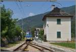 Ein SSIF Treno Panoramico verlässt die kleine Station Gagnon-Orcesco, wo er einen Gegenzug gekreuzt hat.