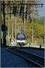 Der MOB Regionalzug 2221 erreicht mit dem Alpina ABe 4/4 9304 an der Spitze Les Cases.