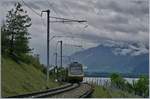 Unter dunklen Wolken auf dem Weg nach Montreux ist dieser MOB  Lenkerpendel  als Regionalzug 2209 kurz nach Planchamp.