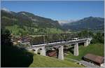 Der MOB GoldenPass Panoramic PE 2112 mit Ast 117 am Schluss überquert die 109 Meter lange Grubenbach Brücke kurz nach der der Ankunft in Gstaad.