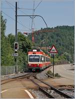 Der WB BDe 4/4 15 erreicht mit seine Zug nach Waldenburg den Bahnhof Oberdorf.