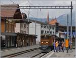 120-montreux-zweisimmen-lenk-im-simmental/633663/50-jahre-blonay-chamby---buendnertag 50 Jahre Blonay Chamby - Bündnertag im Saaneland: Die RhB Ge 4/4 182 und der RhB ABe 4/4 35 warten in Château d'Oex mit ihrem Extrazug von Bulle nach Gstaad auf die Weiterfahrt. 
14. Sept. 2018