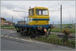 Ein Ding, wie ich es noch nie gesehen habe und welches wie die  Lokomotive  von Hans und Jeannays Pferdebahn neben den Schienen steht.