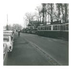 Berner Tram und Panzer: Tramzug mit Motorwagen 106 steht blockiert hinter einer Panzerkolonne. Wabern (Sandrain), um 1964.  