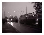 Berner Tram und Panzer: Im letzten Abendlicht gibt es für die stadteinwärts fahrenden Züge, rechts Nr. 102, kein Durchkommen mehr, während sich lange Panzerkolonnen Richtung Thun wälzen. Um 1964.  
