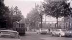 Die ehemalige Tramlinie 1 (Betriebseinstellung 11.Oktober 1965): Wagen 175 in der Laupenstrasse, leider von Autos halb verdeckt. Dafür mit einem alten Postwagen auf der SBB sichtbar. Spätsommer 1965 
