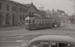 Die ehemalige Tramlinie 1 in Bern: Motorwagen 173 mit Anhnger 228 am einstigen Bahnhofplatz neben der alten Endstation der SZB-Zge aus Zollikofen und Solothurn. Der Wagenfhrer hat vergessen, die Fahrzielanzeige umzustellen, die nicht  Brckfeld , sondern  Gterbahnhof  lauten sollte. 21.September 1965  