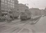 Die ehemalige Tramlinie 1 in Bern: Wagen 147 (ohne Luftbremse, ohne Fhrersitz) fhrt in die Haltestelle Bahnhof ein. Daneben steht der ehemalige Schienenschleifwagen 502, der spter zum blossen Schneepflug wurde. 21.September 1965 
