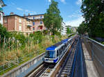 
Der Triebwagen 250 der Métro Lausanne bzw. U-Bahn Lausanne (Linie m2) fährt am 21.05.2018 nach Lausanne-Ouchy hinab, hier kurz vor der Station Délices (408 m). Allein der Höhenunterschied zwischen den Endstationen Ouchy (unten am See gelegen) und dem SBB Bahnhof Lausanne beträgt 79 m.

Die U-Bahn Lausanne (m2) ist eine 5,9 km lange U-Bahn-Linie in Lausanne, welche von Ouchy (373 m) am Ufer des Genfersees über den Bahnhof Lausanne und das Stadtzentrum nach Epalinges-Croisettes (711 m) führt. Sie weist den größten Höhenunterschied aller U-Bahnen der Welt auf, obwohl einige Streckenabschnitte (wie hier) offen verlaufen. Die 2008 eröffnete Linie entstand aus dem Umbau der Zahnradbahn Lausanne–Ouchy. Zusammen mit der Stadtbahn Lausanne (Linie m1) werden die beiden Linien als Métro Lausanne bezeichnet. Sie ist die erste und einzige U-Bahn in der Schweiz. Betreiber beider Linien ist die Transports publics de la région lausannoise, abgekürzt TL (zu Deutsch: Öffentlicher Verkehr der Region Lausanne).

Die U-Bahn-Strecke ist 5,9 Kilometer lang und umfasst 14 Stationen, wovon vier bereits bestanden. Es gibt vier Tunnelabschnitte, die eine Gesamtlänge von 5,3 Kilometern aufweisen. 600 m der Strecke verlaufen ausserhalb von Tunneln. Der Höhenunterschied zwischen den Endstationen Ouchy (unten am See gelegen) und dem am Hügel gebauten Vorort Croisettes beträgt 336 Meter, wobei die durchschnittliche Steigung 5,7 %, die Maximalsteigung 12 % beträgt. Die Linie m2 weist damit den grössten Höhenunterschied aller U-Bahnen der Welt auf, sie ist auch die steilste Adhäsions-U-Bahn sowie die weltweit drittsteilste U-Bahn – nach der Karmelit in Haifa (eine pneubereifte Standseilbahn mit 30 % Steigung) und der Métro C in Lyon (eine Zahnradbahn mit bis zu 17 % Steigung).

Strecke:
Die bereits bestehende Strecke der Zahnradbahn beginnt in Ouchy am Ufer des Genfersees, wobei das unterste Teilstück, das zuvor in einem Einschnitt verlief, in den Untergrund verlegt wurde. Die bestehende Station Montriond ersetzte man durch die Stationen Délices und Grancy. Oberhalb von Grancy beginnt der zweite Tunnel, der den Hauptbahnhof unterquert und zur bisherigen Endstation Flon führt. Dort besteht eine Umsteigemöglichkeit zur Stadtbahn m1 nach Renens und zur Chemin de fer Lausanne-Echallens-Bercher (LEB).

Oberhalb der Station Flon beginnt der Neubauabschnitt. Hinter der Station Riponne endet der zweite Tunnel, da die Strecke auf einer Brücke ein tief eingeschnittenes Tal im Stadtzentrum überquert. Der dritte Tunnel endet kurz vor La Sallaz. Nördlich dieser Station folgt der vierte Tunnel bis zur Endstation. Da die Station Vennes direkt an der Autobahn A9 liegt, entstand dort ein großer Park-and-ride-Platz. Vennes ist auch Standort des Depots und der Betriebswerkstatt. Die Strecke endet in Croisettes am Ortsrand von Epalinges.

Leider sind wir nicht die ganz Strecke gefahren, aber so haben wir einen Grund für einen weiteren Besuch von Lausanne.

Betrieb:
Beim Betrieb der U-Bahn wird auf französische Technik von Alstom gesetzt. Die 15 zweiteiligen Einheiten sind jeweils 30,68 m lang, 2,45 m breit und 3,47 m hoch, sie können maximal 351 Fahrgäste aufnehmen. Die erste Einheit wurde am 2. September 2006 nach Lausanne geliefert, die übrigen folgten im Abstand von zwei Monaten.

Die Linie m2 wird führerlos und vollautomatisch befahren, die Bahnsteige besitzen Türen, die gleichzeitig mit den auf gleicher Höhe befindlichen Fahrzeugtüren geöffnet und geschlossen werden. Das Prinzip von Fahrbahn und Führung wurde von der Pariser Métro übernommen. Auch die von Alstom gefertigten Fahrzeuge entsprechen weitestgehend der Pariser Pneumetro Typ MP89 CA. Allerdings bestehen Lausanner Einheiten lediglich aus zwei Wagenkästen, sie werden als Be 8/8 TL (Triebwagen TL 241 bis 258) geführt. Wie auf einigen Linien der Pariser Metro, sind die Drehgestelle mit gummibereiften Rädern ausgestattet. Damit ersparte man sich die Montage einer Zahnstange im Gleis. Die Bergfahrt für die gesamte Strecke dauert 21 und die Talfahrt 18 Minuten. Die Zufuhr der Elektrizität erfolgt über die als Stromschienen mitbenutzten seitlichen Führungsschienen.

Spezifikationen der Alstom Be 8/8 TL (Triebwagen TL 241 bis 258)

Die Züge haben vier Drehgestelle mit je zwei Achsen. Jedes Drehgestell hat seinen eigenen Motor mit einer Leistung von 314 kW, was eine Gesamtleistung von 1.256 kW ergibt. Sie werden bei einer Spannung von 750 V Gleichstrom durch eine dritte Schiene mit Strom versorgt und können eine Höchstgeschwindigkeit von 60 km/h  erreichen. Der Drehzapfenabstand zwischen den äußeren und inneren Drehgestellen ist 10 m und der Drehzapfenabstand zwischen den inneren Drehgestellen ist 4,88 m.

Jeder Zug hat 36 Sitze und 20 Klappsitze. Diese Züge fahren automatisch (fahrerlos). Für Manövriervorgänge z.B. im Depot steht manuelles Bedienfeld für zur Verfügung.

TECHNISCHE DATEN der Be 8/8 TL:
Hersteller: Alstom
Baujahr: 2006
Anzahl: 15 (Triebwagen Nr. 241 bis 258)
Fahrzeugtyp: Bi-directional
Spurweite: 1.435 mm (Normalspur) Gummi bereift 
Achsfolge: Bo'Bo' + Bo'Bo'
Länge über Alles: 30.680 mm (2x 15.340 mm)
Breite: 2.450 mm
Höhe: 3.473 mm
Gewicht: 57,3 t
Anzahl der Türen: 6 (je Seite)
Einstiegshöhe: 1.905 mm
Fußbodenhöhe: 1.130 mm
Höchstgeschwindigkeit: 60 km/h
Leistung: 4 x 314 kW = 1.256 kW
Stromsystem: 750 V DC (Gleichstrom über Stromschiene)
Kleister befahrbarer Gleisbogen: 40 m
Maximalsteigung: 12 %

Quellen: Wikipedia (deutsch und französisch), sowie Alstom