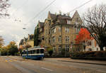 Herbstliches Zürich: Tram 2000 Nr. 2035 vor der eindrücklichen Häuserkulisse an der Haltestelle Röslistrasse, unterwegs zum Central hinunter. 17.Oktober 2020  