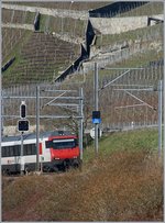 Voraussichtlich am 23. April 2017 wird die Strecke Lausanne - Villeneuve auf ETCS umgestellt und somit werden die ortsfesten Lichtsignale verschwinden und blauen Tafeln Platz machen.
Damit einher geht auch die Restriktion, dass nur noch ECTS taugliche (Spitzen)-Fahrzeuge die Strecke befahren dürfen.
Bei Rivaz, den 4. März 2017