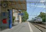 Ein TGV bestehend aus zwei Sud-Est-Einheiten von Genève nach Paris fäht durch den kleinen Bahnhof Sataigny, der noch zum Netz der SBB gehört, aber mit SNCF Fahrleitung und Signlen