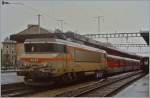 Es war einmal... da konnte man mit dem  Catalan Talgo  ohne Umsteigen von Genve bis Barcelona reisen. Die SNCF Gleichstrom BB 7281 wartet mit dem RENFE Talgo-Zug in Genve im Sommer 1987 auf die Abfahrt.