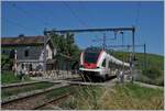 Der SBB RABe 522 212 ist als Regionalzug 96742 von Genève nach Bellgarde (Ain) unterwegs und verlässt nach einem kurzen Halt Russin. Da die Durchgangsgleise in La Plaine über keine Bahnsteige verfügen, fährt der Zug dort durch und wird erst in Pougny-Chancy halten.
19. Juni 2018