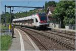 Der SBB RABe 522 213 als Regionalzug von La Plaine nach Genève beim Halt in Russin.

19. Juni 2018
