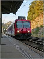 In Vallorbe wird der  neue  Schülerzug nach Le Brassus bereit gestellt. Der Regionalzug 7914 besteht aus dem führenden SBB ABt 984 (ABt NPZ DO 50 85 39-43 984-6 CH-SBB), dem B (B NPZ DO 50 85 29-43 384-1 CH-SBB) und dem schiebenden SBB RBDe 560 384-0 (RBDe 560 DO 94 85 7 560 384-0 CH-SBB). 

15. August 2022