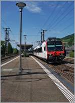 Ein SBB Domino unterwegs von Neuchâtel nach Biel/Bienne beim kurzen Halt in Twann.
31. Juli 2017