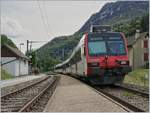 Der SBB RBDe 560 (Domino) verlässt den kleinen (Kreuzungs)-Bahnhof Champ-du-Moulin Richtung 
Neuchâtel. 

13. Aug. 2019