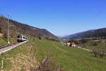 Blick durch den Jura Bernois (Berner Jura) und die Strecke nach La Chaux-de-Fonds bei Renan (Kanton Bern). Ankunft eines NPZ Domino aus Biel. 23.April 2021