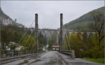 240-delmont-8211-porrentruy-8211-boncourt-8211-delle/493934/auf-dem-viadukt-von-stursanne-ein Auf dem Viadukt von St.Ursanne. Ein NPZ berquert den Viadukt Richtung Delsberg. April 2016.