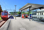 Léchelles, der schmucke kleine Bahnhof am Uebergang aus der Region Fribourg ins Broyetal nach Payerne. Einfahrt von Steuerwagen ABt 39-43 812. 1.Juni 2021  