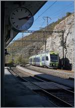 Der RE nach Brig in Form des Lötschberger RABe 535 117 und 112 erreicht den Bahnhof Lalden. 
25. Okt. 2017