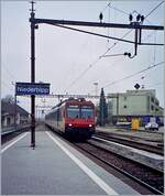 410-bielbienne-solothurn-olten-gaeubahn/834567/ein-npz-rbde-560-erreicht-als Ein NPZ RBDe 560 erreicht als Regionalzug nach Olten den Bahnhof von Niederbipp.

Analogbild vom 24. April 2001