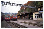 440-langenthal-8211-langnau-luzern/763841/die-ehemalige-vhb-vereinigte-huttwil-bahnen- Die ehemalige VHB (Vereinigte Huttwil-Bahnen) / Strecke der ursprünglichen Huttwil-Wolhusen Bahn (HWB): Wolhusen am 31.Oktober 1995. Aufnahme aus einem damaligen SBB-Schnellzug Luzern-Bern. Im Bahnhof stehen der SMB-Triebwagen 282 (heute BLS NPZ 241) und der VHB-Triebwagen 264 (heute BLS NPZ 239).  