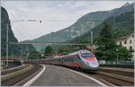 Ein Trenitalia ETR 610 als EC 153 von Luzern nach Milano bei der Durchfahrt in Faido. 21. Juli 2016