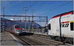 In Giubiasco begegnet ein FS Trenitalia ETR 610 nach Zürich einem TILO RABe 524 nach Locarno.
21. März 2018